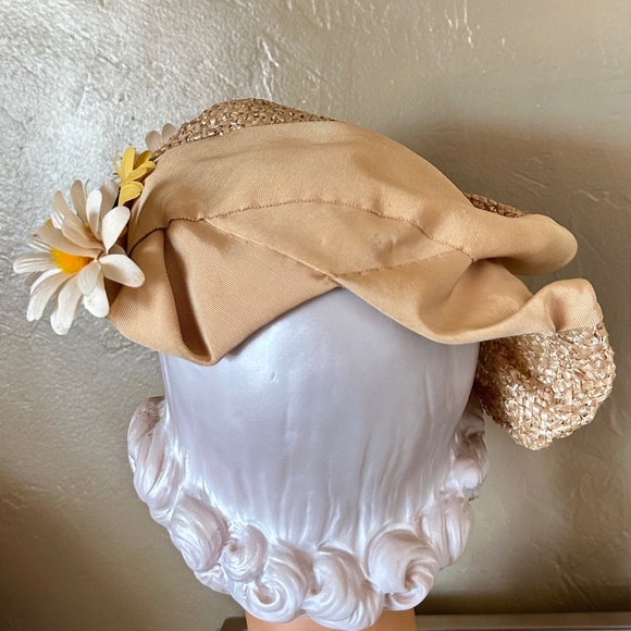 UNIQUE 1930s' BEIGE STRAW & GROSGRAIN ASYMMETRICAL HAT + FABRIC "DAISIES" - Picture 5 of 12